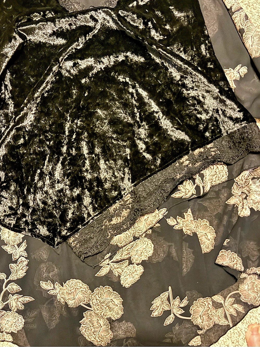 Floral Velvet Tunic Size XXL Like New - Picture 3 of 4